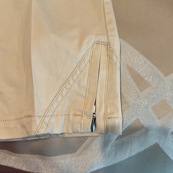 Super cute knee length shorts. - Picture 4 of 5